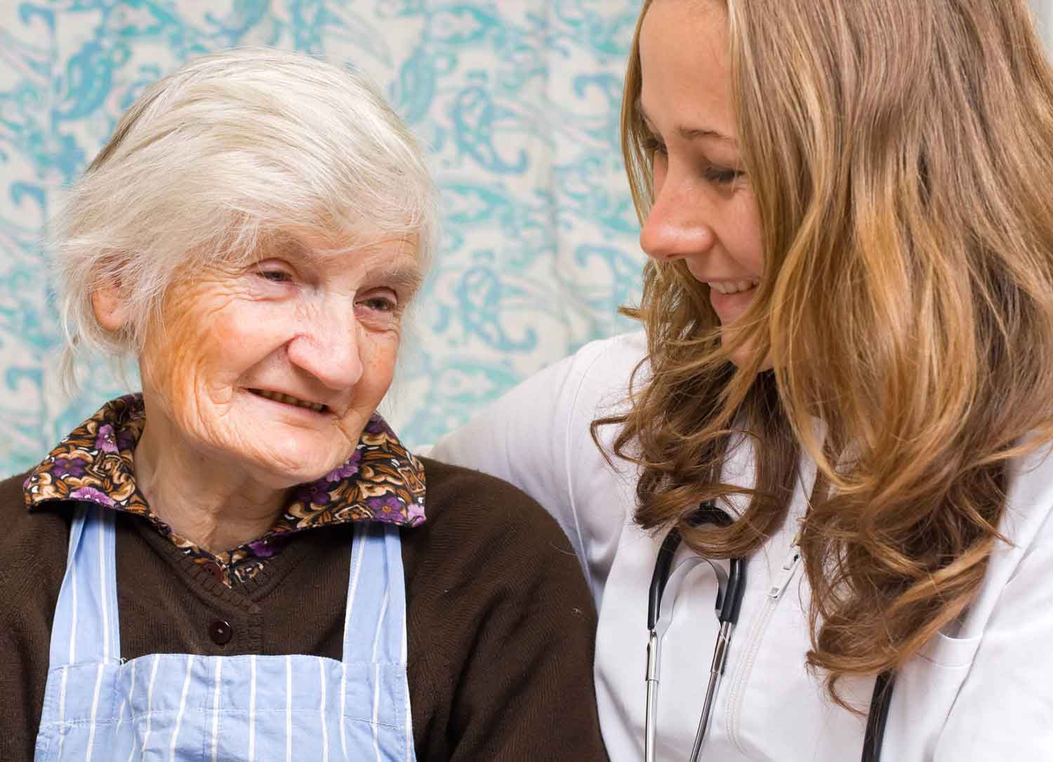 Деменция 90 лет. Люди с Альцгеймером. Болезнь Альцгеймера у женщин. Дом престарелых для больных Альцгеймером.